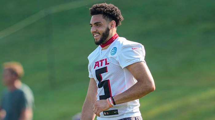 Drake London smiles at training camp with no helmet on